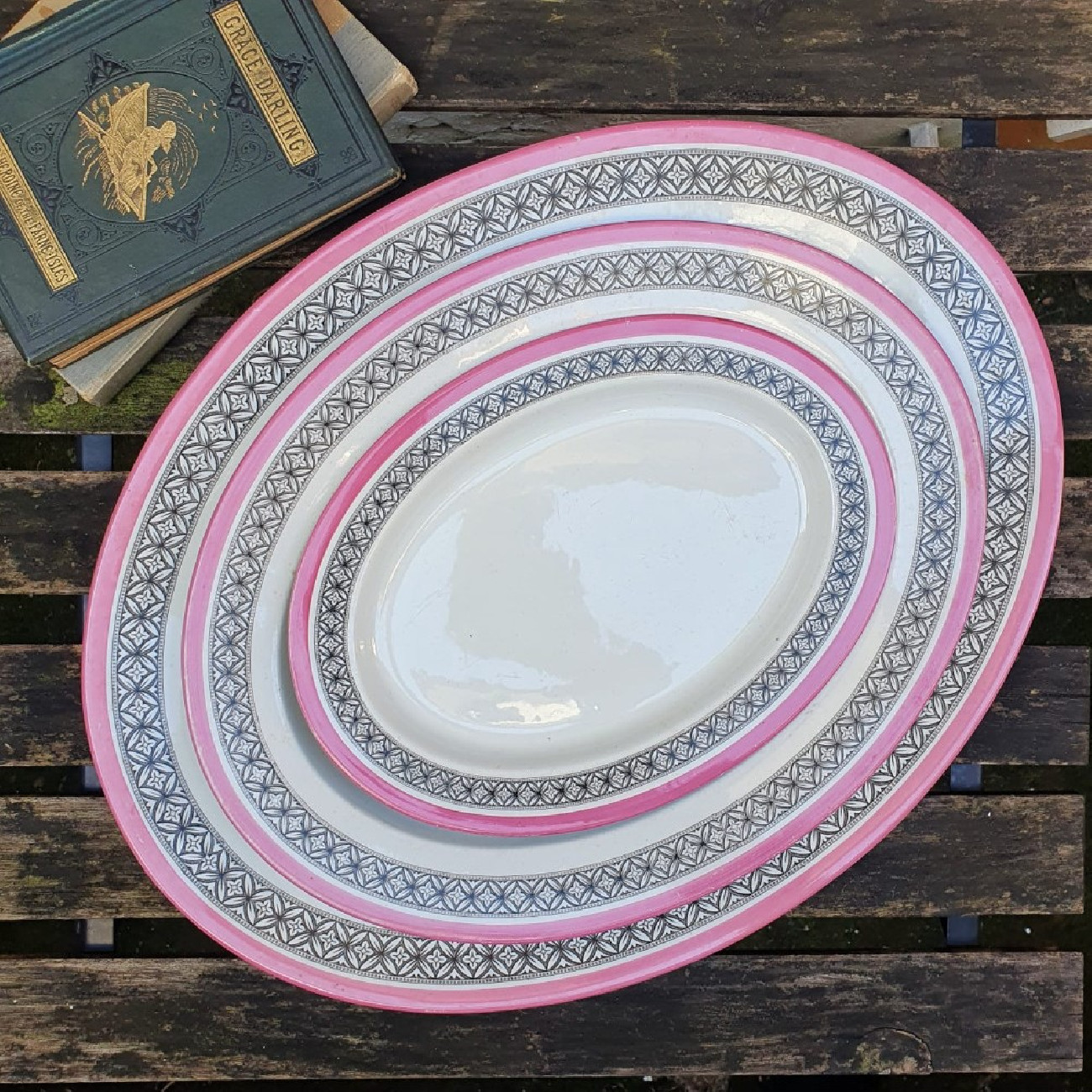 Set di tre vassoi in ceramica fine Ottocento Set di tre vassoi in ceramica fine Ottocento