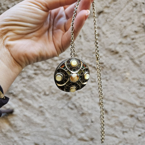 Ciondolo–spilla scozzese...