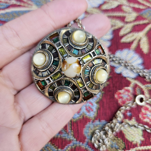 Ciondolo–spilla scozzese...