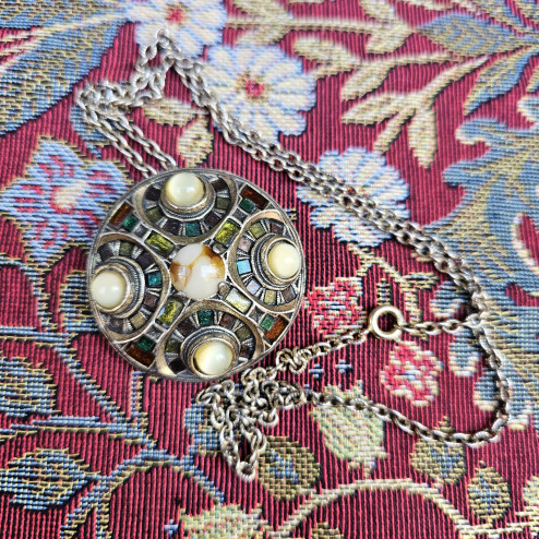 Ciondolo–spilla scozzese...